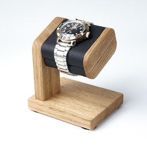 Holzständer ist mit Leder ausgekleidet, zur Aufbewahrung einer Herrenuhr, kann personalisiert werden