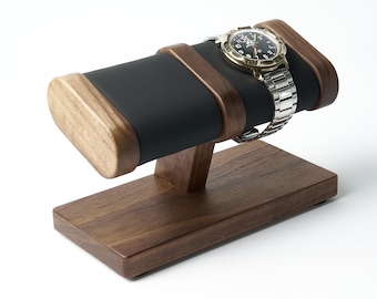 腕時計と指輪用のカスタム木製スタンド。男性用レザーウォッチスタンド