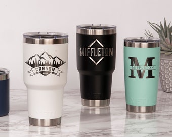 Gobelet YETI personnalisé de 30 oz / 20 oz avec couvercle coulissant magnétique / Authentique randonneur YETI gravé au laser / Tasse avec nom personnalisé pour cadeau de Noël