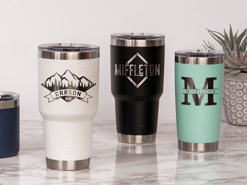 Vaso YETI personalizado de 30 oz / 20 oz con tapa Magslider / Auténtico YETI Rambler grabado con láser / Taza con nombre personalizado para regalo de Navidad imagen 1