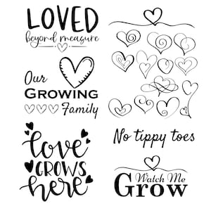 Puede incluir: Ilustraciones dibujadas a mano en blanco y negro de corazones con varios dise&ntilde;os y texto. El texto incluye "Loved beyond measure", "Our Growing Family", "love grows here", "No tippy toes" y "Watch Me Grow".
