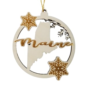 Décoration de Noël en bois du Maine - Forme d'État ME avec découpe de flocons de neige - Décoration de Noël en bois faite main, fabriquée aux États-Unis