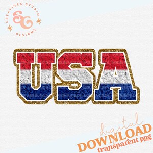 Puede incluir: USA en letras doradas con purpurina con un dise&ntilde;o de bandera estadounidense roja, blanca y azul. Las letras est&aacute;n delineadas en oro.