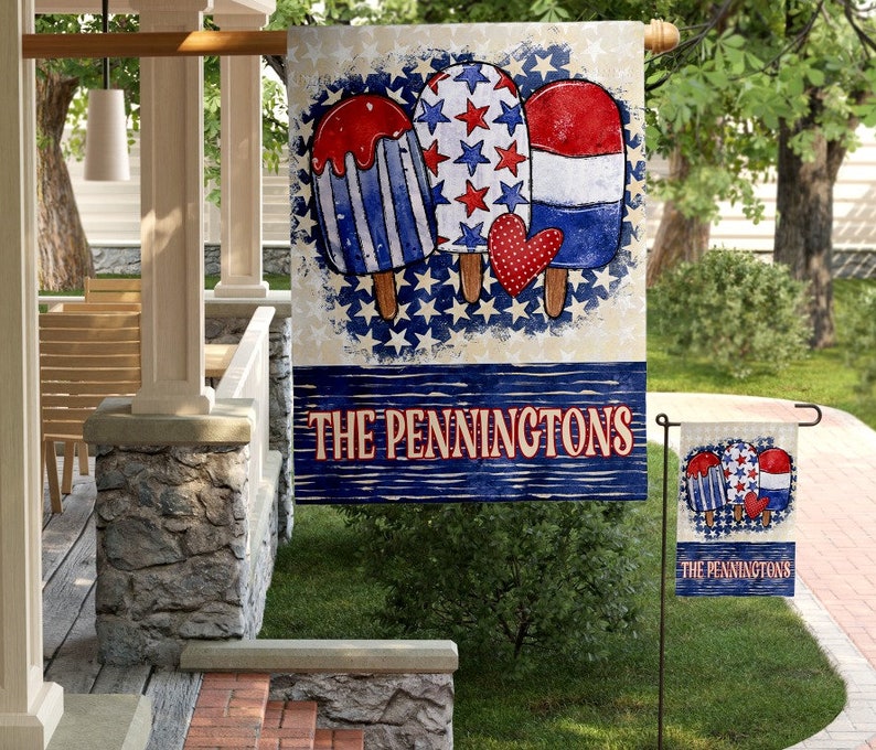 Pu&ograve; includere: Una bandiera da giardino a tema ghiacciolo rosso, bianco e blu con il testo "The Pennington's" in basso.