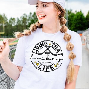Hockeymamma-klistermärken png-filer för dekaler, leva det hockeymammalivet nyckelring png för mammor, hockeystyvmamma clipart png för ornament bild 2