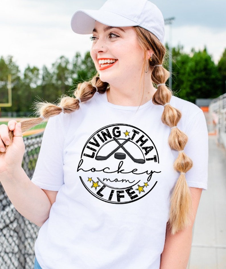 Hockeymamma-klistermärken png-filer för dekaler, leva det hockeymammalivet nyckelring png för mammor, hockeystyvmamma clipart png för ornament bild 2