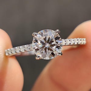 Okrągły pierścionek zaręczynowy z Moissanite Pave z oprawą Peekaboo Floral Basket, minimalistyczna obrączka ślubna dla niej, delikatne prezenty rocznicowe dla niej