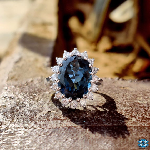 Diamant Bleu Ovale 0.50 Carat Qualité D VVS1 - Naturel, Non Traité, Excellent Cut, Pour Bijouterie