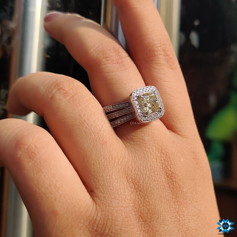 4 claw prong setting securing the center gemstone in place.
