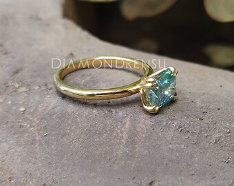 Increíble anillo radiante de este a oeste, anillo de doble garra