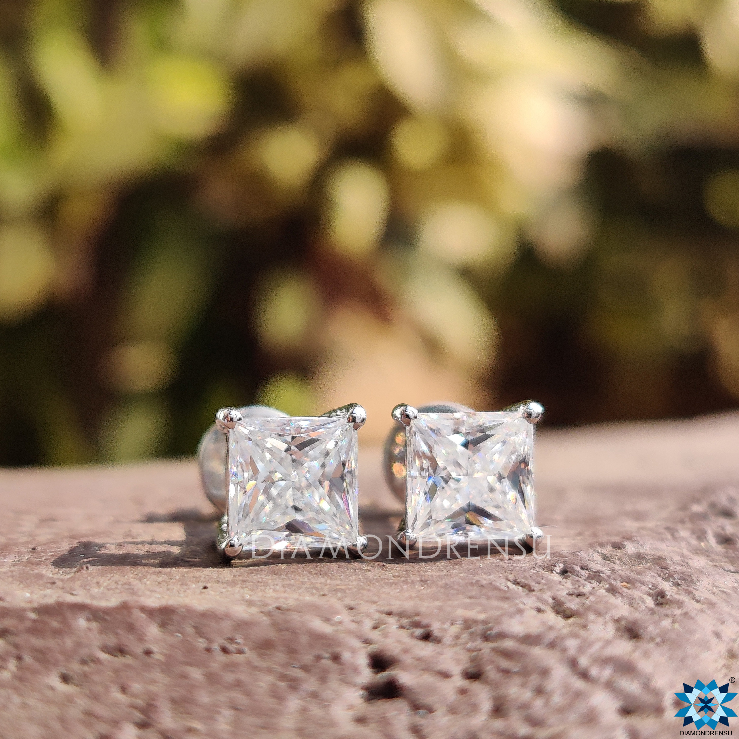 Borchie Oro Bianco 14k Orecchini Borchie Moissanite Taglio Principessa 1.05 Ct - Oro Bianco 14K Con Chiusura A Vite - Regalo Elegante Oro Bianco 14k Bottoni - Foto 3