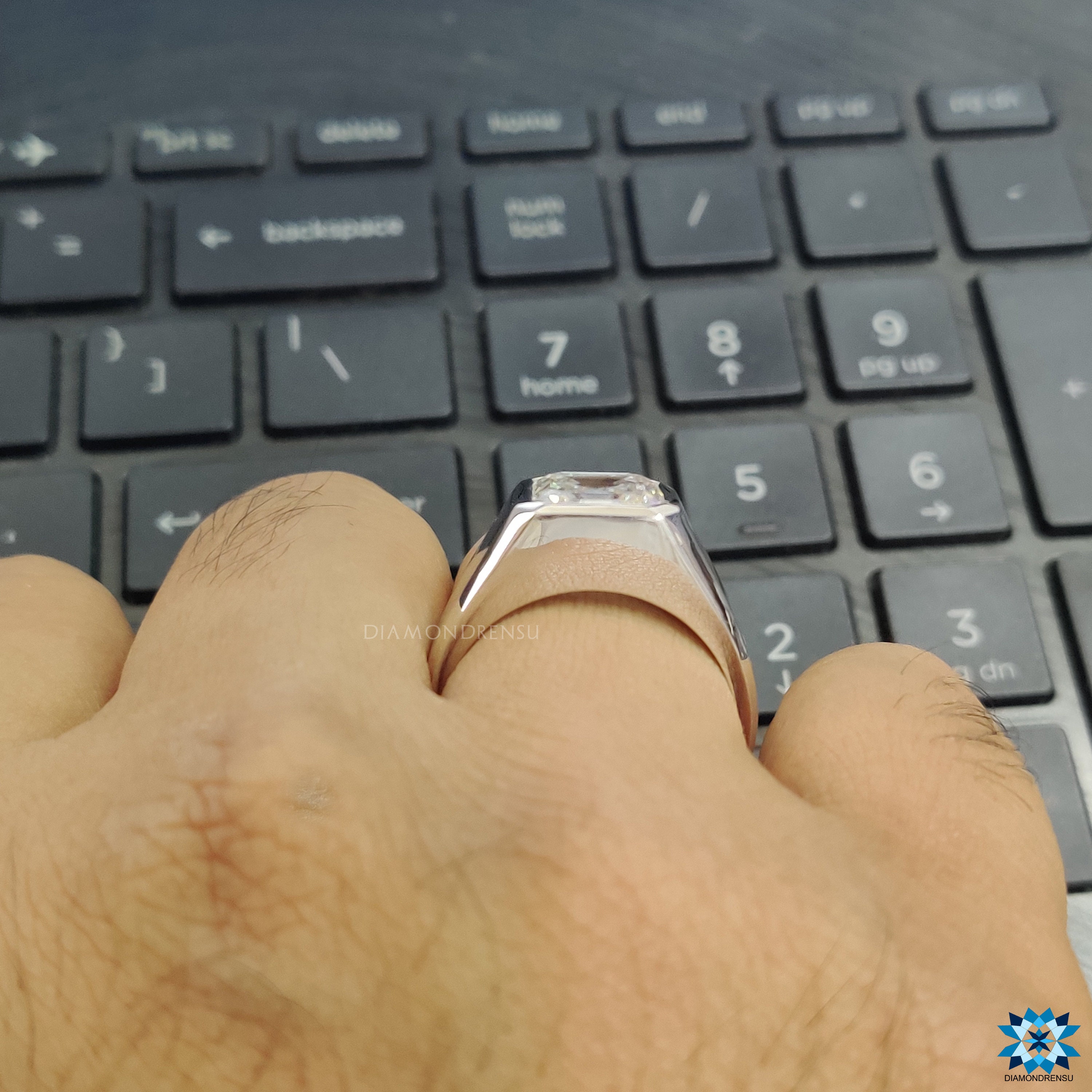 Anello Uomo Moissanite 1,40 Ct Taglio Asscher – Argento 925 – Regalo Perfetto!