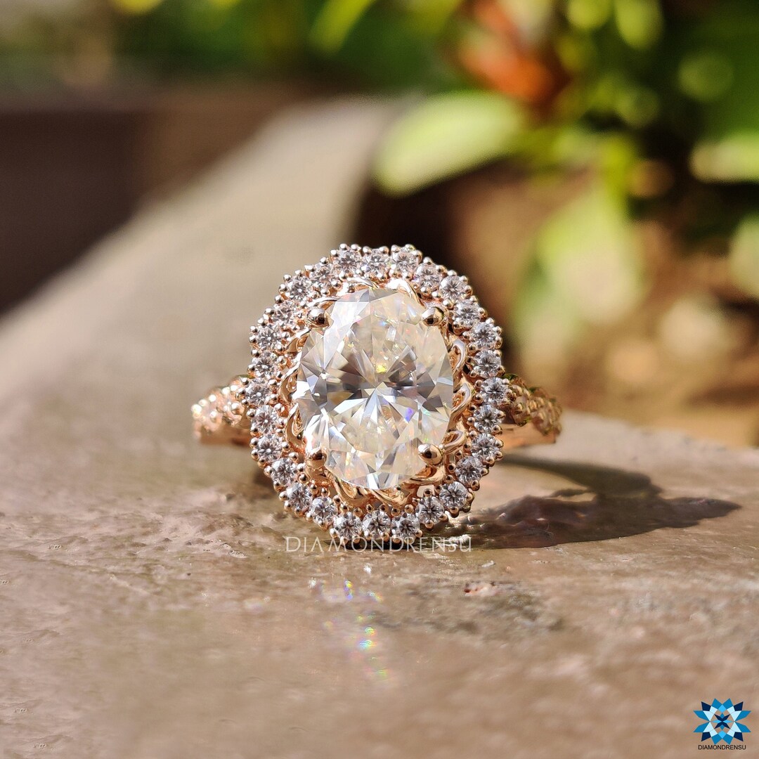 Oval Timeless Micro Halo Ring