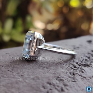Bezel setting ring offers a modern and secure look.