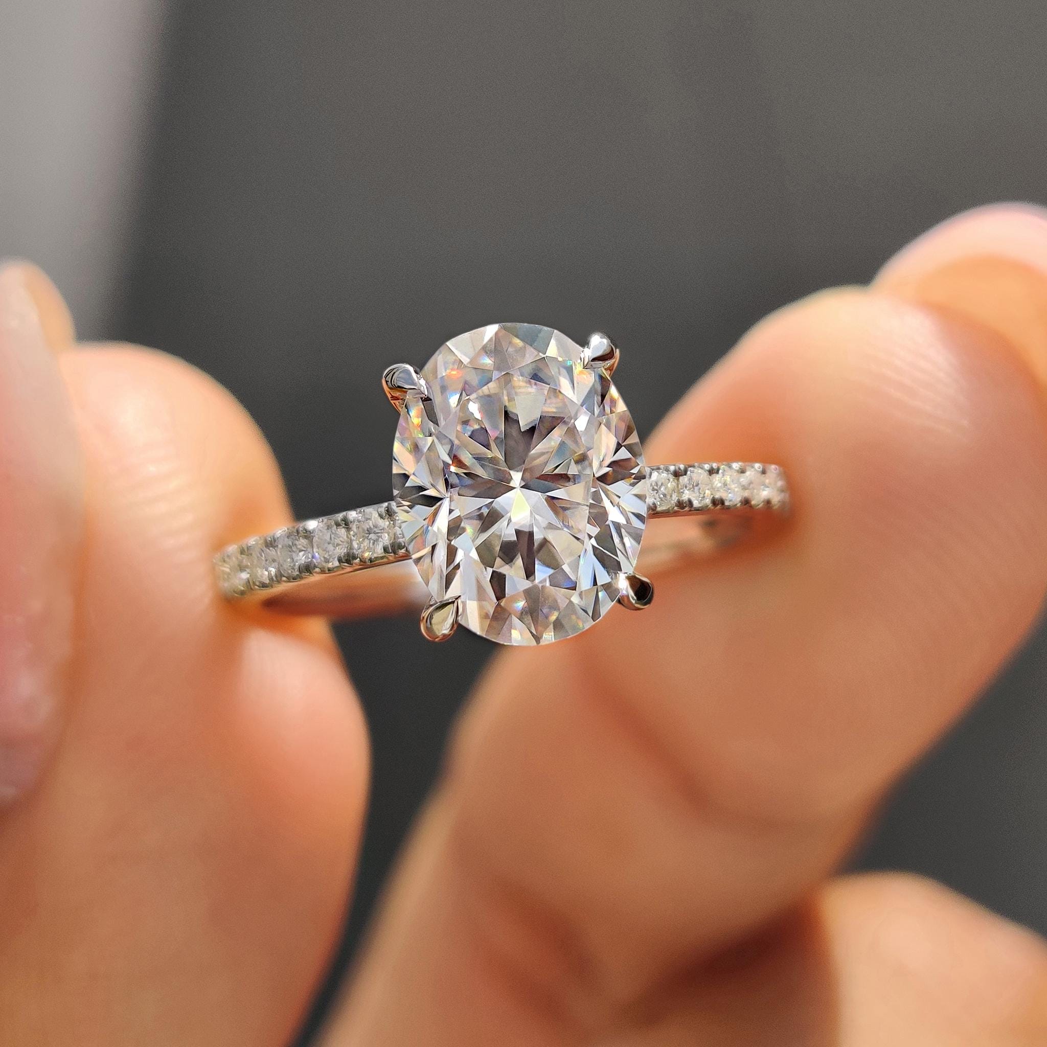 パヴェセッティングのオーバルモアッサナイト婚約指輪、爪留めの結婚 