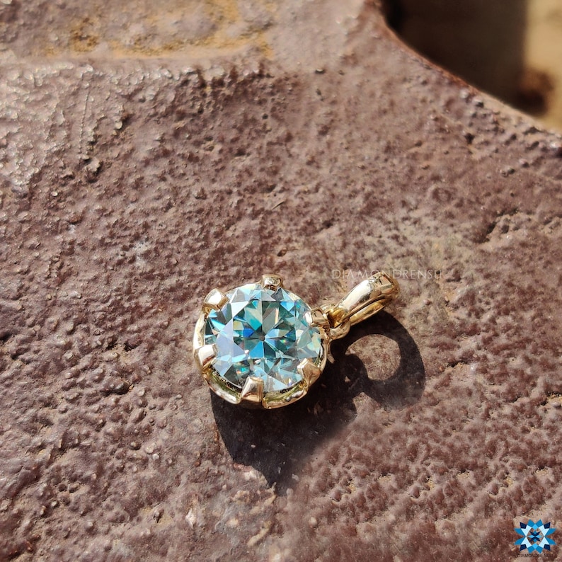 Detail of the exquisite handmade jewelry craftsmanship of the Moissanite pendant