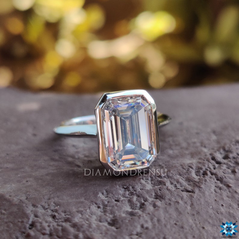Knife edge shank ring with a refined and stylish finish.