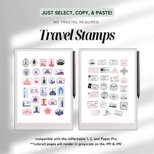 Pu&ograve; includere: Due tablet digitali mostrano disegni di timbri da viaggio. Un tablet mostra timbri colorati, l'altro in bianco e nero. Il testo recita "Travel Stamps", "Just Select, Copy, & Paste!" e informazioni sulla compatibilit&agrave;.