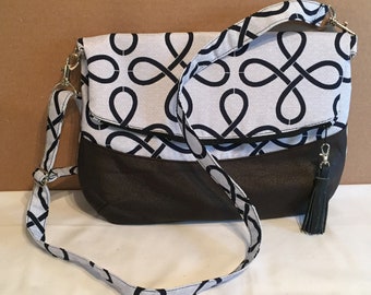 Foldover, Crossbody, Adjustable bag by Fressia