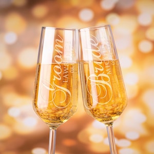Set of 2, Wedding Champagne Flutes, Bride Groom Personalized Champagne Glass, Wedding Toasting Flutes, Wedding Favors, Gift for Couples