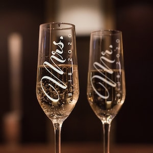 Wedding Champagne Flutes, Mr and Mrs Personalized Champagne Glass Set of 2, Wedding Toasting Flutes, Wedding Flute, Gift for Couples image 1