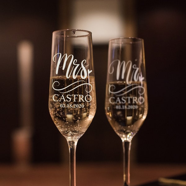 Wedding Champagne Flutes Set of 2, Champagne Glasses for Wedding, Mr and Mrs Toasting Glasses, Wedding Decor, Bride and Groom