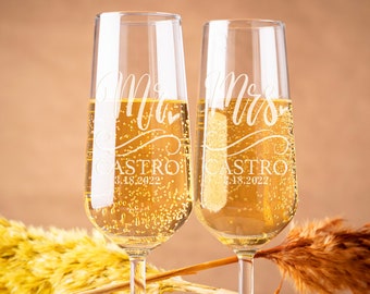 Set of 2, Mr. Mrs. Wedding Champagne Flutes, Personalized Champagne Flute Wedding Favors, Custom Bride and Groom Champagne Glasses