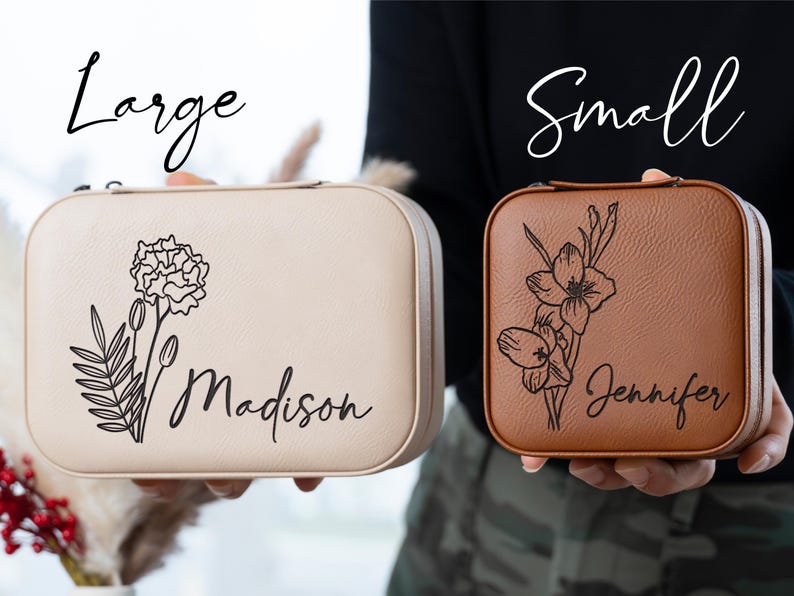 K&ouml;nnte beinhalten: Zwei rechteckige Schmuckk&auml;stchen, eines beige und eines braun, werden gezeigt. Das beige Etui ist mit "Large" beschriftet und hat ein Blumendesign und den Namen "Madison". Das braune Etui, beschriftet mit "Small", hat ein Blumendesign und den Namen "Jennifer".