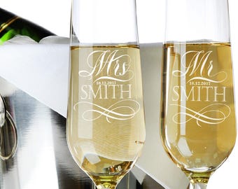 Set of 2, Mr. Mrs. Wedding Champagne Flutes, Personalized Champagne Flute Wedding Favors, Custom Bride and Groom Champagne Glasses #N1