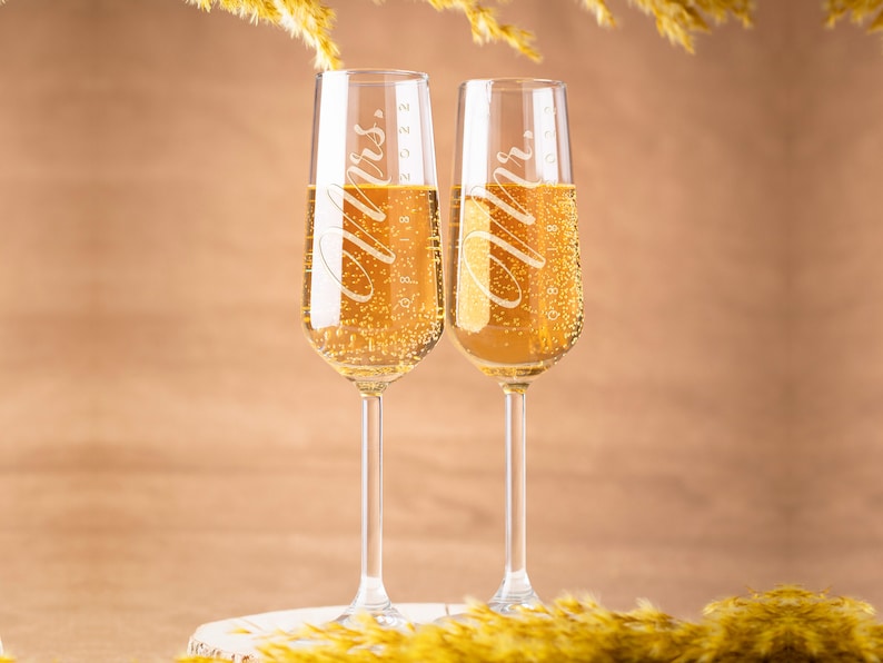 Wedding Champagne Flutes Set of 2, Champagne Glasses for Wedding, Mr and Mrs Toasting Glasses, Wedding Decor, Bride and Groom Bild 10