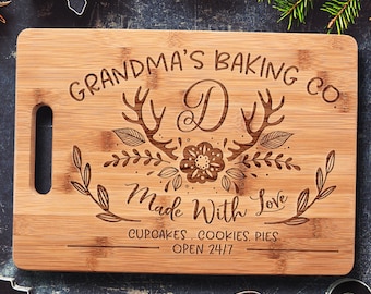 Personalized Mom Cutting Board, Personalized Gift for Mom, Her, Grandma, Aunt, Wife, Granny, Custom Mom Gift, Kitchen Decor