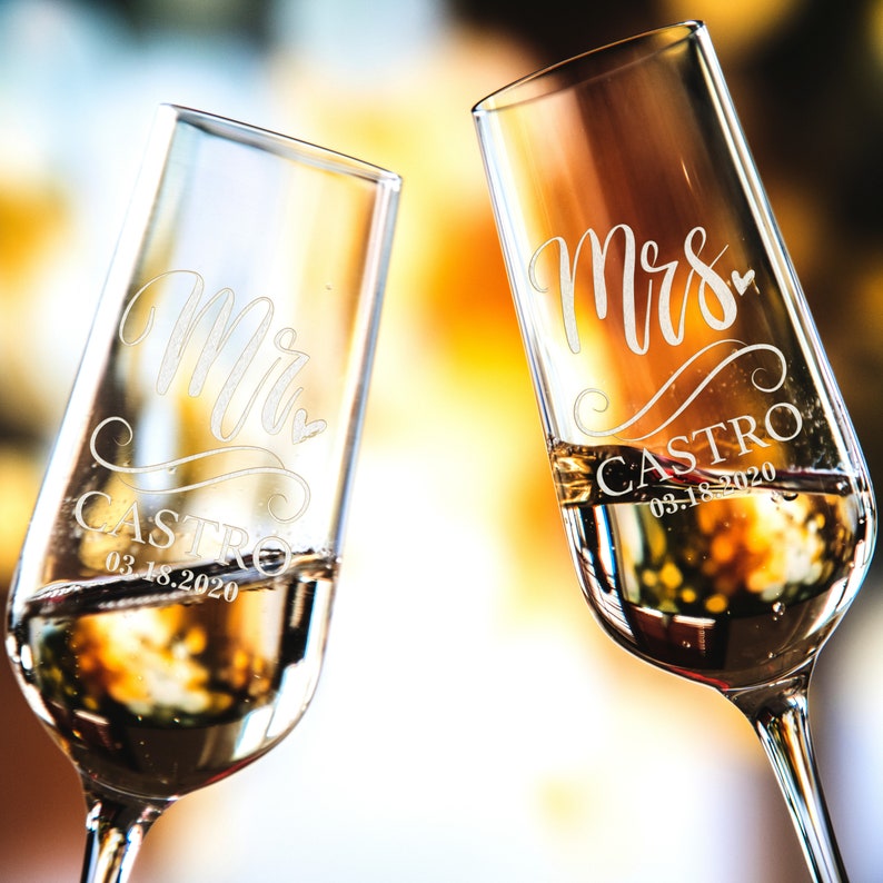Set of 2, Wedding Champagne Flutes, Mr and Mrs Personalized Champagne Glasses, Wedding Toasting Flutes, Wedding Favors, Gift for Couples