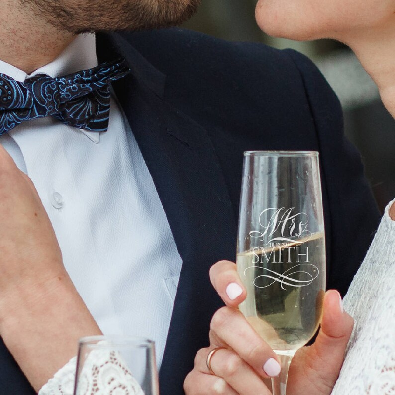 Set of 2, Mr. Mrs. Wedding Champagne Flutes, Personalized Champagne Flute Wedding Favors, Custom Bride and Groom Champagne Glasses