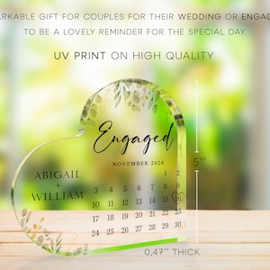 Puede incluir: Un recuerdo de acr&iacute;lico transparente en forma de coraz&oacute;n con un calendario para noviembre de 2024. El calendario tiene los nombres de Abigail y William y la palabra "Engaged" impresa. El coraz&oacute;n mide 12,7 cm de alto y 1,2 cm de grosor.