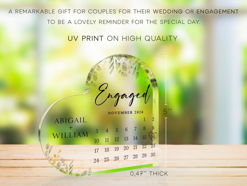 Puede incluir: Un recuerdo de acr&iacute;lico transparente en forma de coraz&oacute;n con un calendario para noviembre de 2024. El calendario tiene los nombres de Abigail y William y la palabra "Engaged" impresa. El coraz&oacute;n mide 12,7 cm de alto y 1,2 cm de grosor.