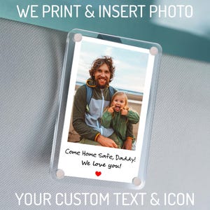 Puede incluir: Un marco de fotos de acrílico transparente con una foto impresa de un hombre y un niño. La foto tiene el texto "Come Home Safe, Daddy! We love you!" y un corazón rojo. El marco tiene el texto "WE PRINT & INSERT PHOTO" y "YOUR CUSTOM TEXT & ICON".