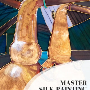 Pode incluir: Um close-up de uma pintura em seda que retrata dois vasos dourados conectados por um tubo turquesa. A pintura &eacute; intitulada "Master Silk Painting in Three Weeks".