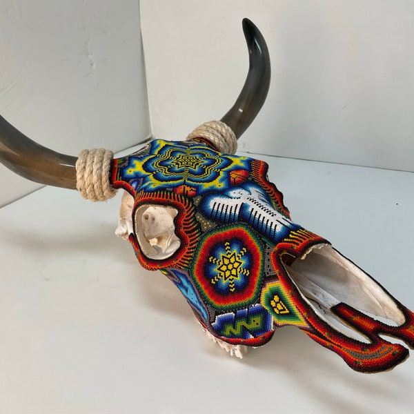 Colorido arte huichol 9 "Escultura de cráneo de vaca