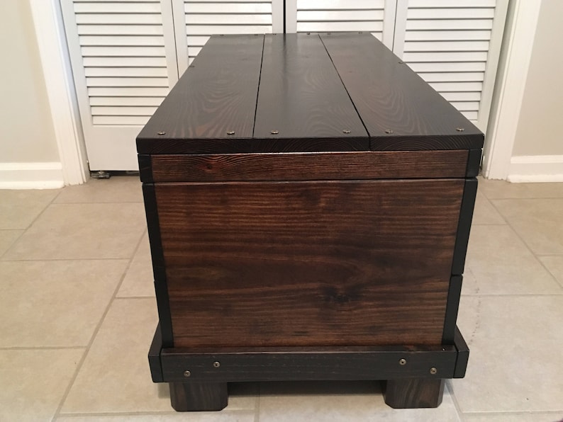 Hinged Wood trunk, coffee table image 3