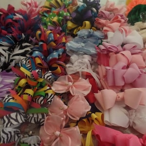 Hårrosetter. Roliga och fantastiska. Boutiquekvalitet. Tillverkad i USA. Blandat urval av 10 rosetter.