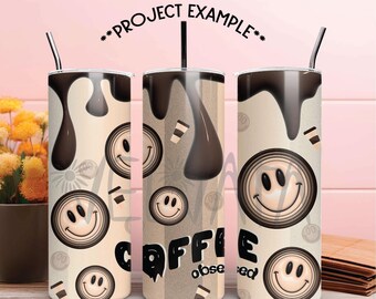 Könnte beinhalten: Drei 20 Unzen Edelstahlbecher mit einem braunen und beigefarbenen Design. Das Design zeigt ein tropfendes Schokoladenmuster, Smiley-Gesichter und die Worte "Coffee Obsessed".