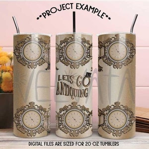 Puede incluir: Un juego de tres vasos de 20 oz con un diseño de reloj vintage. El diseño incluye una esfera de reloj, un marco ornamentado y el texto "Lets Go Antiquing". Cada vaso tiene una pajita.