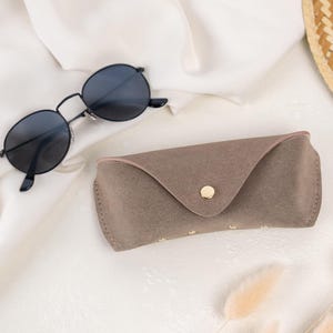 Estuche rústico de ante para gafas de sol: recuerdo de boda hecho a mano, bolsa de regalo de cuero suave para dama de honor, soporte para gafas de sol de novia, estuche dorado con cierre a presión.