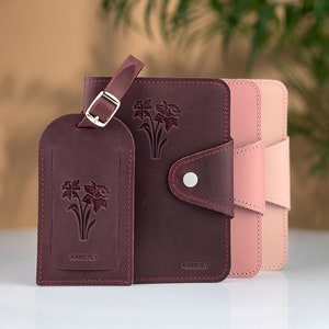 Funda de pasaporte personalizada con flor de nacimiento, soporte de pasaporte personalizado de cuero y etiqueta de equipaje, regalos de cumpleaños para el mejor regalo de amiga para mujeres