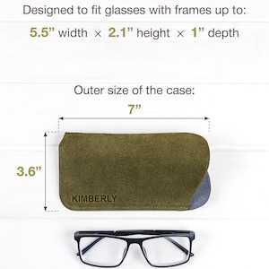 Peut inclure: Un &eacute;tui &agrave; lunettes vert olive avec le nom "KIMBERLY" en relief sur le devant. L'&eacute;tui est pr&eacute;sent&eacute; avec une paire de lunettes &agrave; monture noire. L'&eacute;tui mesure 17,78 cm de long et 9,14 cm de haut. Con&ccedil;u pour les lunettes avec des montures jusqu'&agrave; 13,97 cm de large x 5,33 cm de haut x 2,54 cm de profondeur.