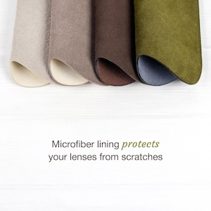 Peut inclure: Gros plan sur quatre &eacute;tuis &agrave; lunettes en microfibre de couleurs beige, marron clair, marron et vert olive. Les &eacute;tuis ont un ext&eacute;rieur doux et textur&eacute; et une doublure int&eacute;rieure contrastante. Le texte indique : La doublure en microfibre prot&egrave;ge vos verres des rayures.