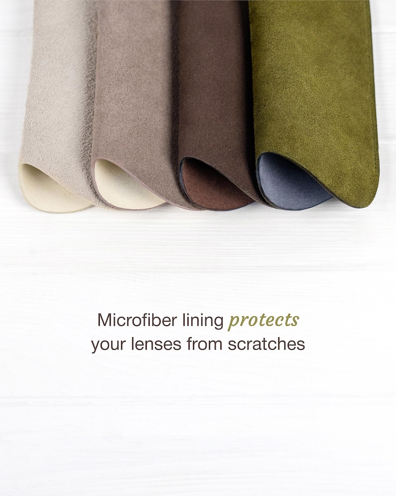 Peut inclure: Gros plan sur quatre &eacute;tuis &agrave; lunettes en microfibre de couleurs beige, marron clair, marron et vert olive. Les &eacute;tuis ont un ext&eacute;rieur doux et textur&eacute; et une doublure int&eacute;rieure contrastante. Le texte indique : La doublure en microfibre prot&egrave;ge vos verres des rayures.