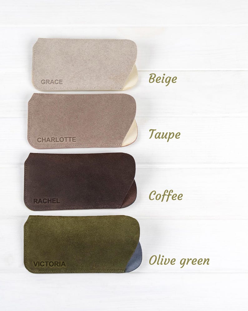 Peut inclure: Quatre &eacute;tuis &agrave; lunettes en daim beige, taupe, caf&eacute; et vert olive. Chaque &eacute;tui a un int&eacute;rieur contrast&eacute; et un nom imprim&eacute; sur le devant : Grace, Charlotte, Rachel et Victoria. Les &eacute;tuis sont pr&eacute;sent&eacute;s sur une surface en bois blanc.