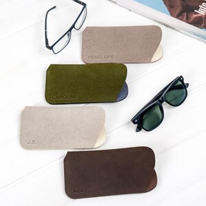 Peut inclure: Plusieurs &eacute;tuis &agrave; lunettes de couleurs vari&eacute;es, notamment beige, vert olive, beige et marron, chacun personnalis&eacute; avec un nom ou des initiales. Deux paires de lunettes et de lunettes de soleil sont &eacute;galement pr&eacute;sentes. Les &eacute;tuis sont en mati&egrave;re souple.
