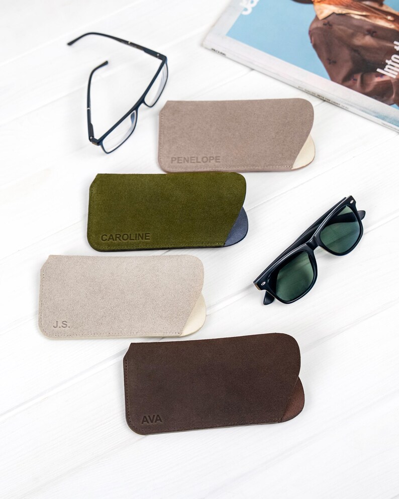 Peut inclure: Plusieurs &eacute;tuis &agrave; lunettes de couleurs vari&eacute;es, notamment beige, vert olive, beige et marron, chacun personnalis&eacute; avec un nom ou des initiales. Deux paires de lunettes et de lunettes de soleil sont &eacute;galement pr&eacute;sentes. Les &eacute;tuis sont en mati&egrave;re souple.